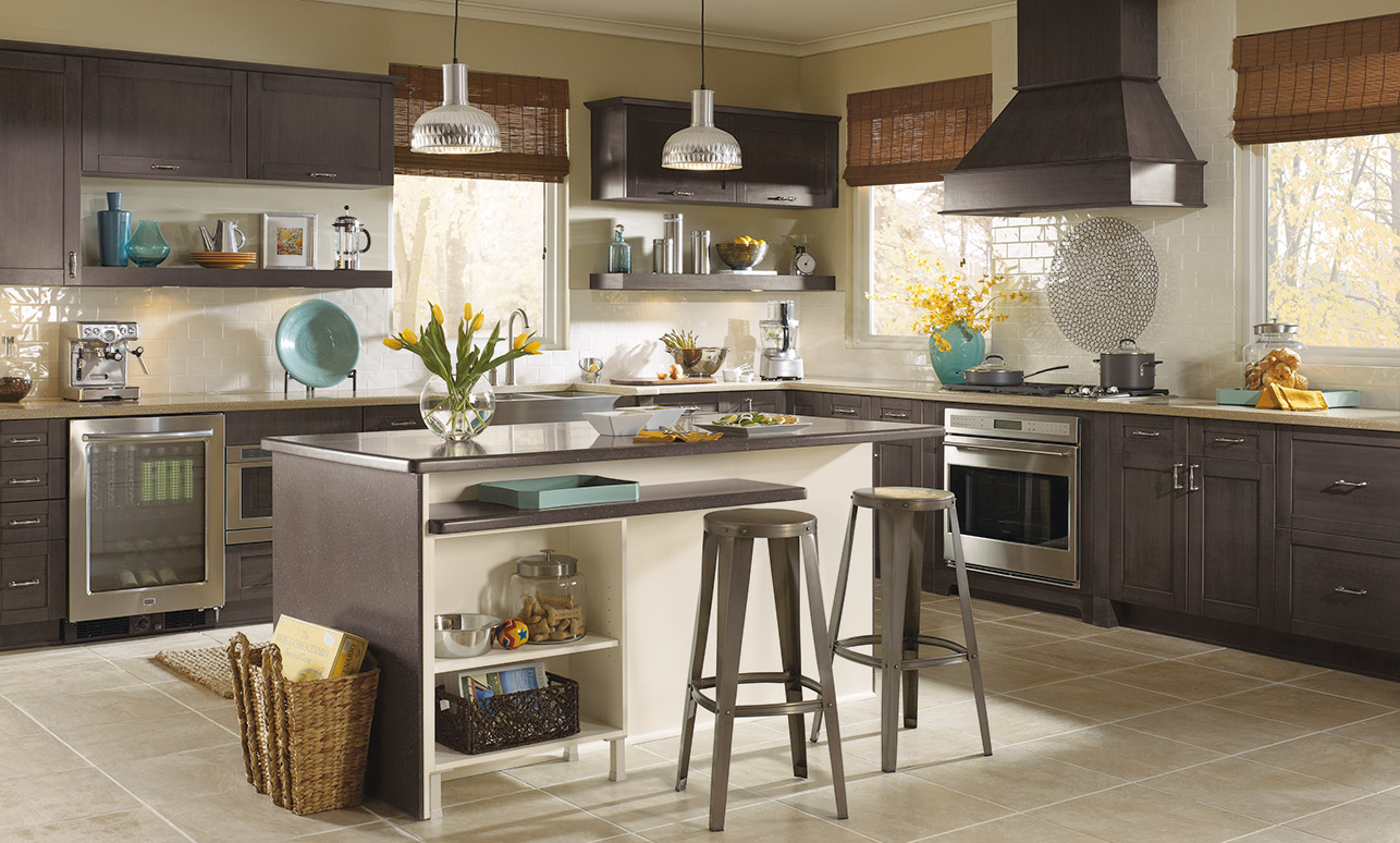 Casual kitchen with Pearson shaker style kitchen cabinets